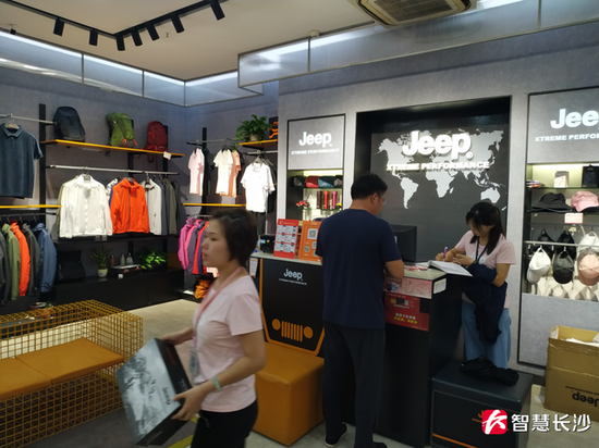 图为友阿奥特莱斯的品牌服装店(剑裘 摄)