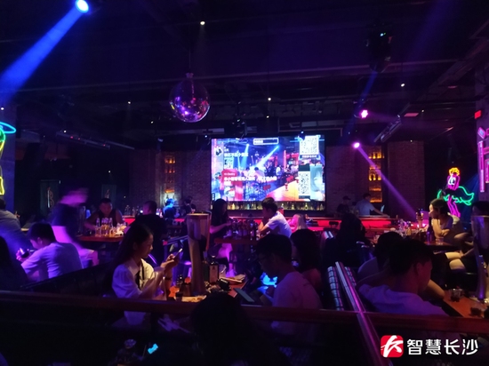 图为解放西某酒吧(剑裘 摄)