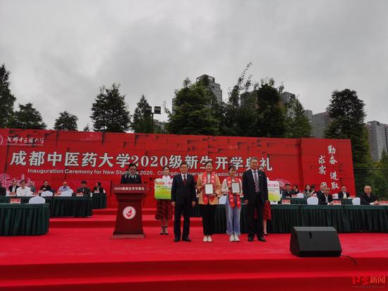  成中医开学，感动全网的跪地救人女大学生获奖