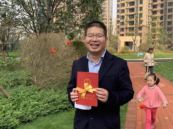 去年11月,家住中建·嘉和城的业主王超成为长沙首批享受“交房交证”政策的市民之一。均为资料照片