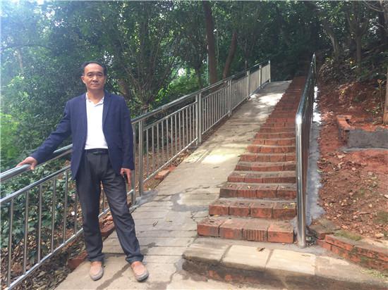 10 月 23 日，长沙天心区楠竹家园小区，涂正伟站在自己修的小路旁。图 / 记者满延坤