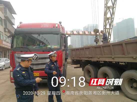 衡阳市治超办执法人员执法现场。