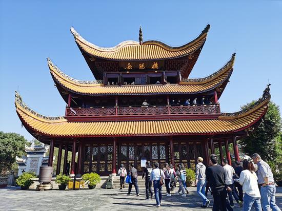 (“洞庭湖畔看小康”网络媒体记者在岳阳楼区采访)