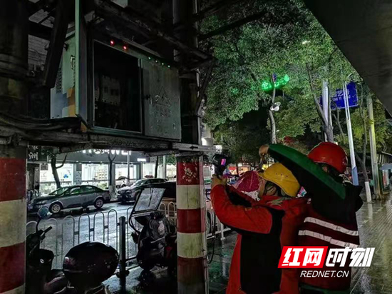 12月21日,国网桂阳县供电公司配电运检工作人员到桂阳樟市片区开展重载台区整治工作。