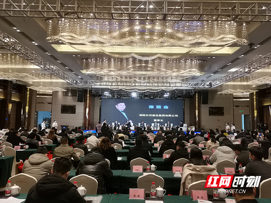 郴州市民营企业家“薪火相传,不负韶华”代际传承交流会现场。