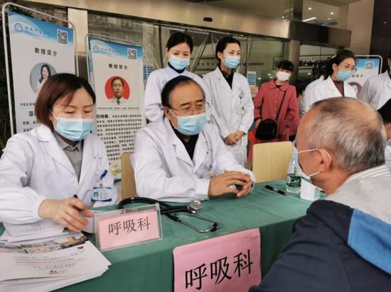 彭再梅委员积极参加义诊活动。图为在江西萍乡赣西肿瘤医院为当地老百姓义诊。