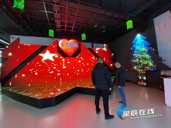 (在公司出现持续亏损、经营十分困难的情况下,他仍然坚持未裁一人、未降一薪。)