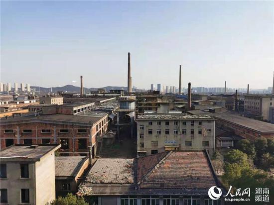 株冶集团清水塘基地废弃的厂房。实习生 刘清心摄