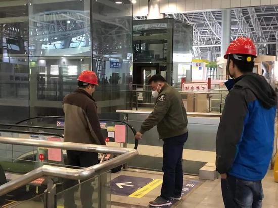 郴州市场监管局工作人员围绕公众聚集场所的电梯、大型游乐设施、客运索道等重点设备开展隐患排查。