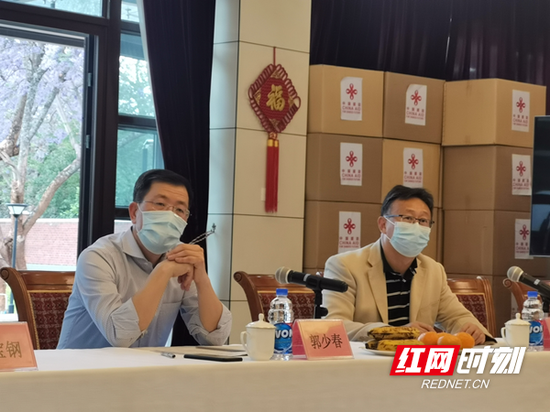 中国驻津巴布韦大使郭少春（左一）和经商处参赞邹小明（右一）等聆听医疗队汇报工作生活情况。
