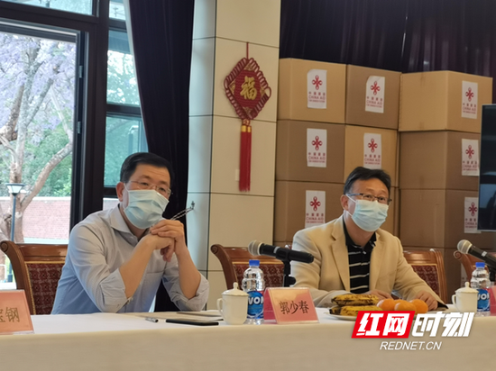 中国驻津巴布韦大使郭少春(左一)和经商处参赞邹小明(右一)等聆听医疗队报告请示工作生活情况。