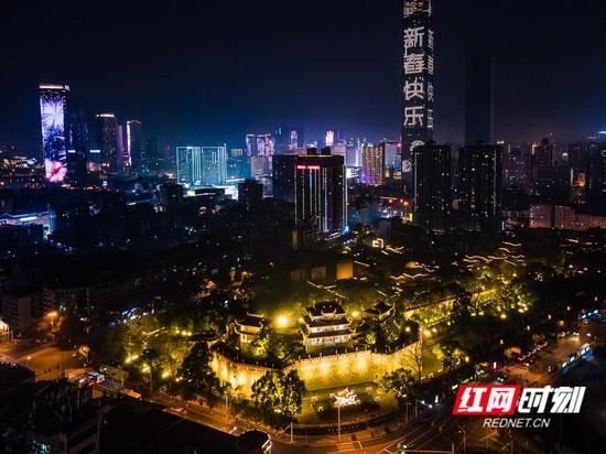 春节期间,长沙天心阁景区首次夜间免费开放,吸引了大量市民游客登阁赏景。李长宏/摄