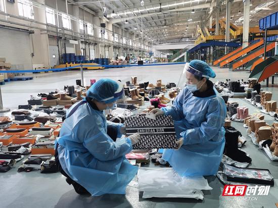 长沙海关工作人员对涉嫌侵权物品进行查验。