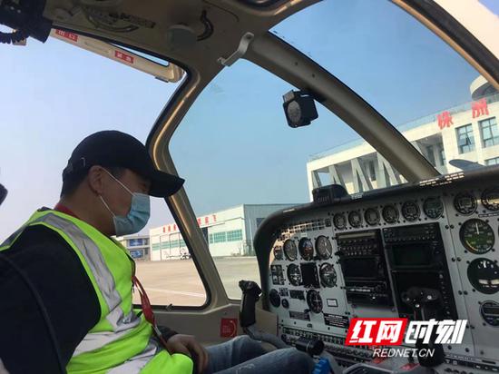 飞机从株洲芦淞机场起飞。