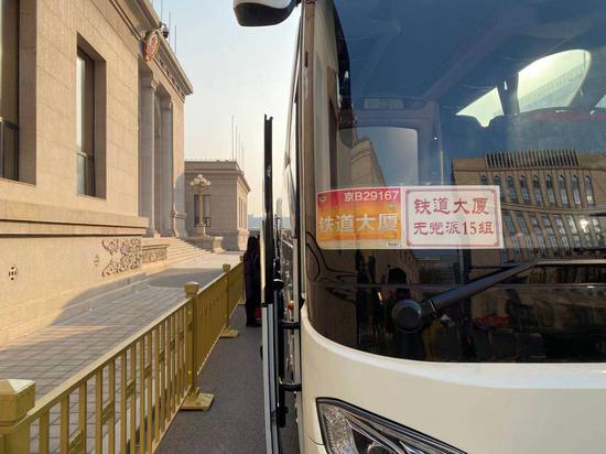 媒体记者统一乘坐大巴前往委员驻地