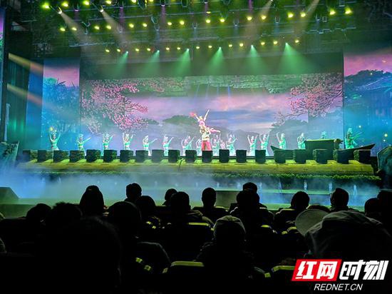 3月1日晚,中国首台原生态民俗文化演艺节目《张家界。魅力湘西》盛大复演。