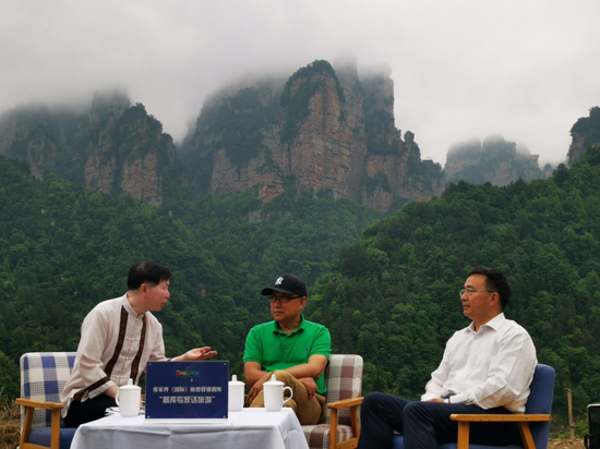 ▲张家界（国际）旅游营销智库“专家话旅游”网络直播系列活动走进杨家界景区