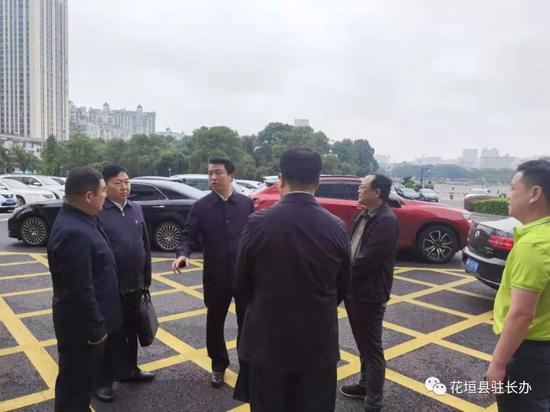 廖良辉(左三)在指导汇报组工作
