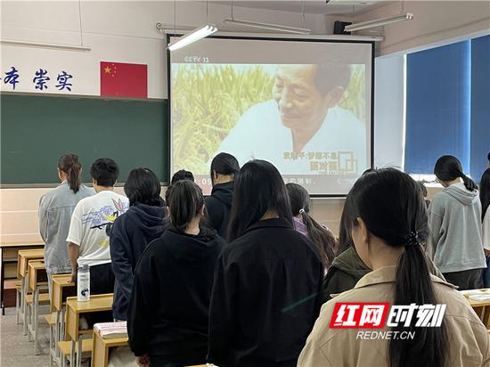 湖南生物机电职业技术学院全体师生在学校为该院名誉院长袁隆平院士默哀。广播站的哀乐响彻校园，全体师生分别在教学楼、办公楼、体育馆等地肃穆站立，默哀三分钟，送别袁隆平院士。