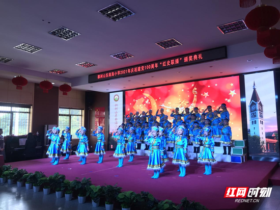 合唱表演《草原英雄小姐妹》的同学们知道了无论是哪一个民族,英雄的光辉总是照耀着我们。