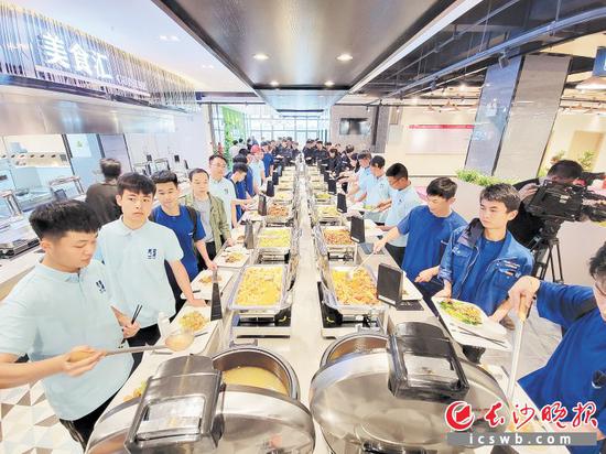 园区配套食堂总面积2600多平方米,拥有多个功能区域,可同时容纳3000人就餐。均为长沙晚报通讯员 蒋炼 舒展 摄影报道