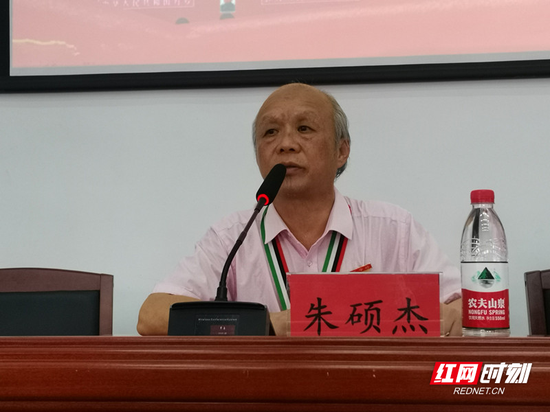 湖南省劳动模范、汝城志愿者联合会会长朱硕杰,不顾严重的糖尿病和痛风病,坚持到一线讲党史。