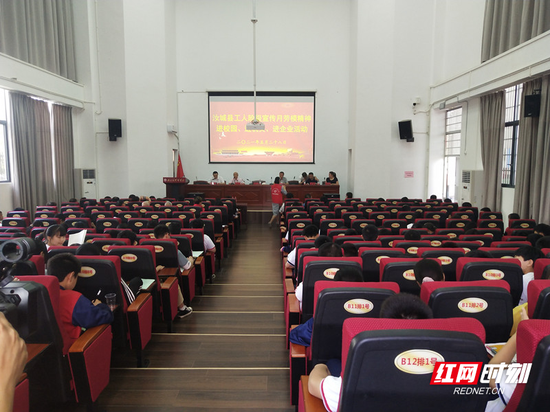 汝城县志愿者联合会到汝城芙蓉学校宣讲党史,近200名学生聆听。