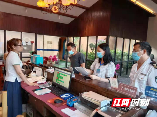 监督检查组对公共场所疫情防控情况进行督查