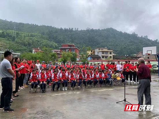 汝城县志愿者联合会深入到文明瑶族乡楼江小学宣讲党史,湖南省劳动模范、汝城志愿者联合会会长朱硕杰宣讲革命故事和红色文化等。