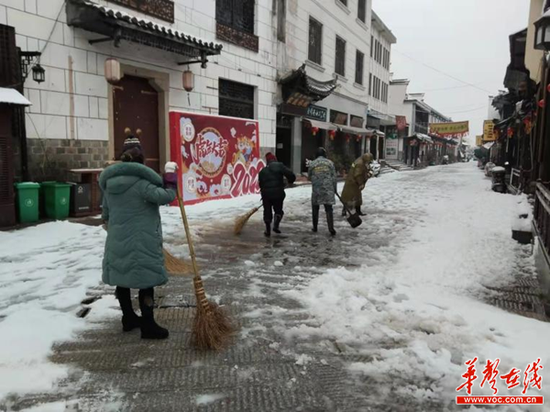 （工作人员在扫除冰雪。景区供图）