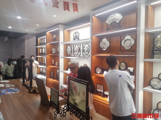 (4月25日,湖南湘绣博物馆内的湘绣产品。)