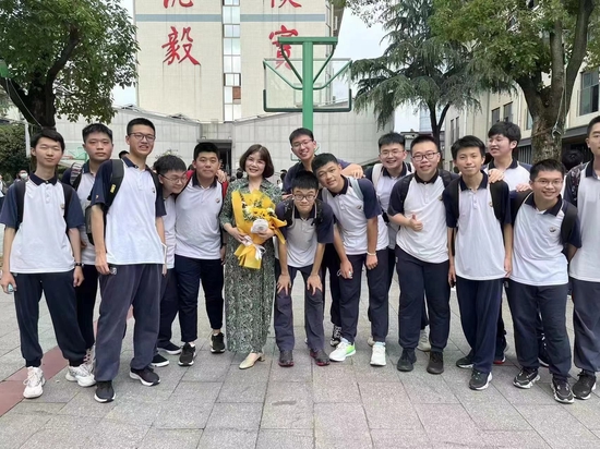 (图为贺文与老师、同学在长郡校园内合影。)