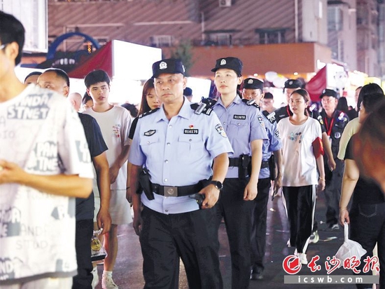 在四方商贸城夜市,四方坪派出所副所长张建军率民警巡逻。 长沙晚报全媒体记者 聂映荣 摄