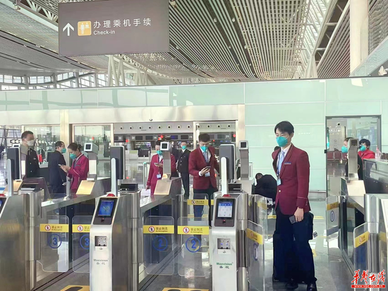 (CZ8359航班的机组人员和旅客正在过检)