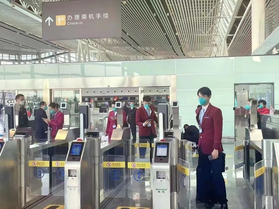 CZ8359航班的机组人员和旅客正在过检。
