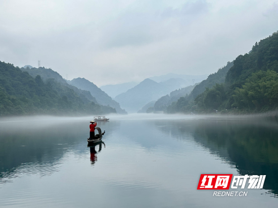 　　雾漫小东江。