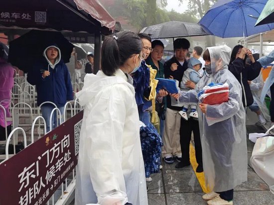 岳麓山景区为游客免费发放雨衣。均为资料图片