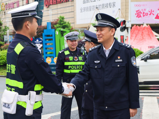  △慰问交警蒸湘大队五中队青年民辅警