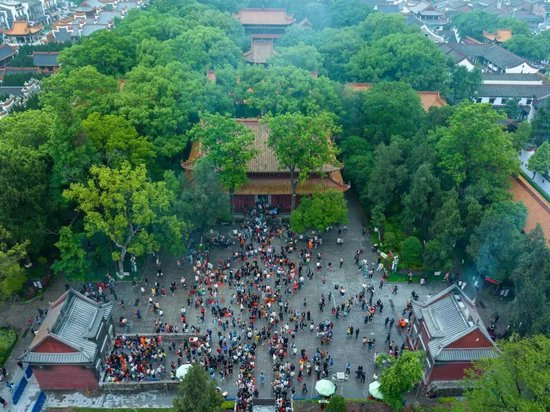 今年“五一”假期,南岳衡山游人如织,势头火爆