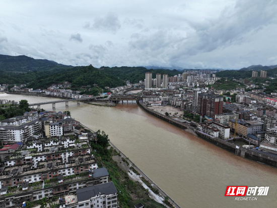 强降雨过后,河面出现“泾渭分明”自然景观。