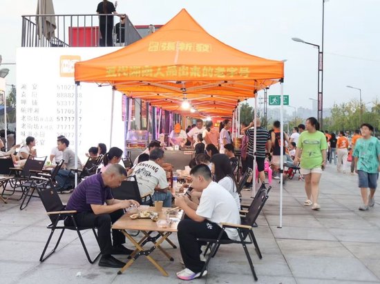 （场馆外的消费聚焦区生意火爆）