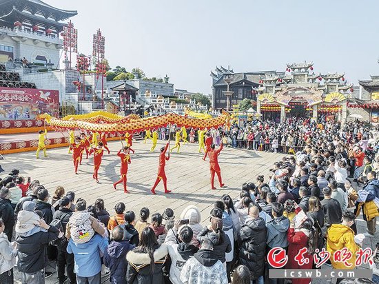 　　春节期间，众多游客在长沙铜官窑国风乐园观看表演。长沙晚报全媒体记者 周数邑 通讯员 叶友朋 冷文娟摄影报道