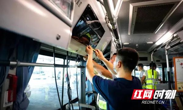 7月14日，长沙市“头羊计划”数字交通车载智能终端技术改造项目开工，2000余台公交投入改造。