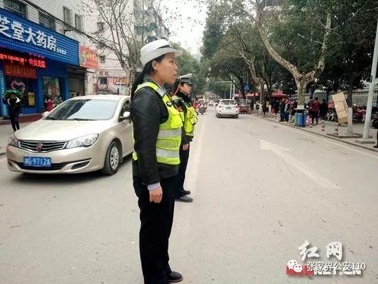 维护人民医院前路段秩序(资料图)