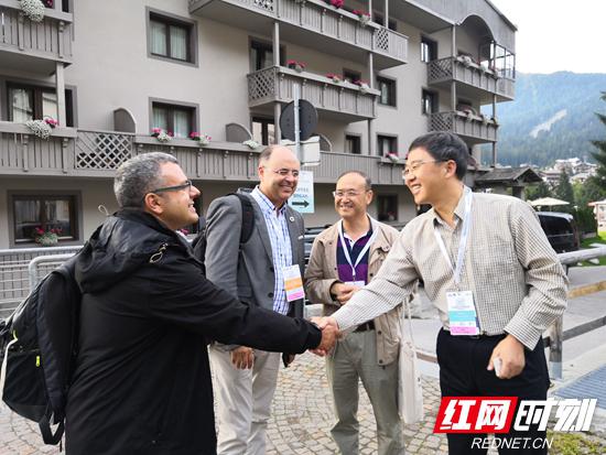 　张家界市委常委、常务副市长罗智斌与地质公园专家Antonio Duarte先生和Artur Sa教授进行交流。