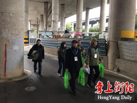 搜救小分队深入桥梁涵洞展开巡查。图片来源:掌上衡阳客户端