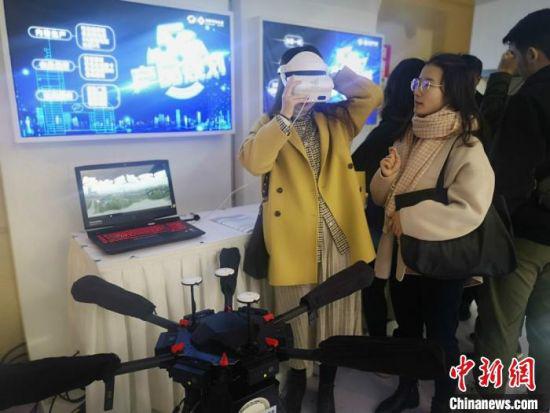 嘉宾体验“5G+无人机360度VR”项目　刘曼 摄