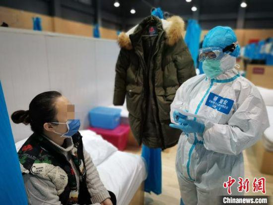 蔡亚宏正在和患者交流。受访者供图
