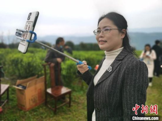 永州市双牌县委常委、宣传部长唐俊正在茶园直播。 双牌县供图