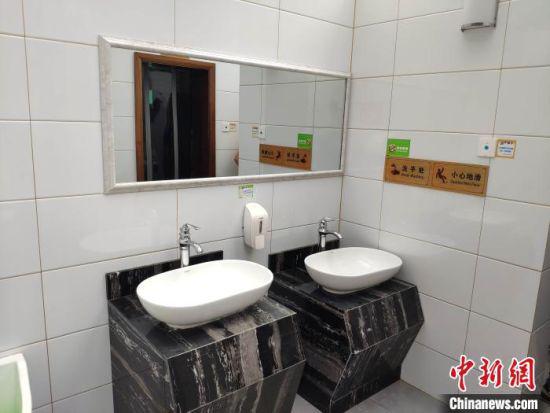 干净整洁的洗漱台。 王昊昊 摄